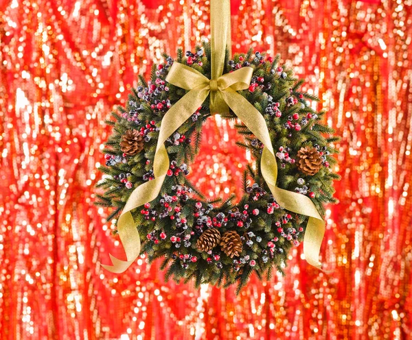 Grüner Adventskranz mit Herbstdekoration — Stockfoto