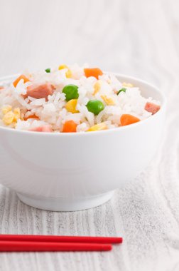 Kızarmış pirinç bir kase 