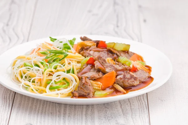 Cantonese Beef with Noodles — Stock Photo, Image