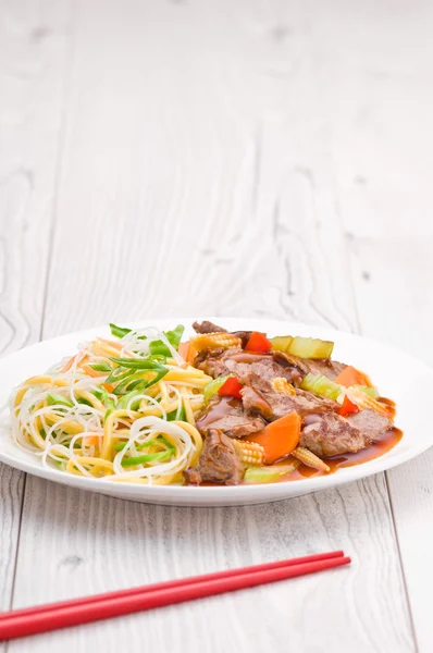 Cantonese Beef with Noodles — Stock Photo, Image