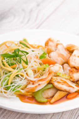 Teriyaki tavuk Noodles ile