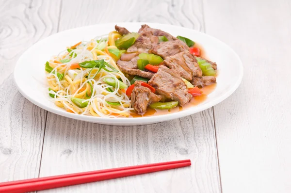 Mongolian Noodles with Beef — Stock Photo, Image