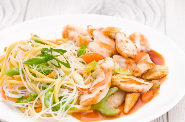 Teriyaki Chicken with Noodles — Stock Photo, Image