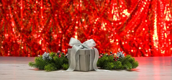 Silver přítomné a vánoční stromek větve — Stock fotografie