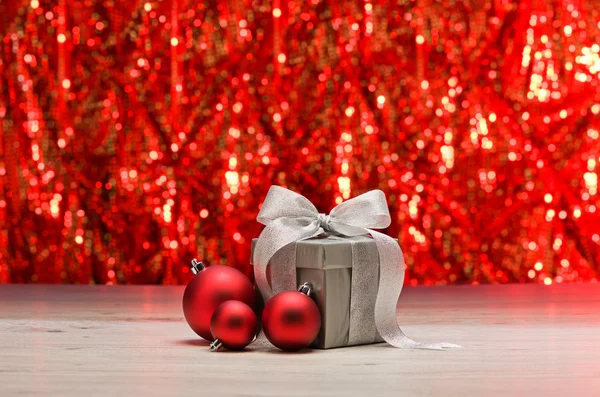 Zilveren aanwezig en rode kerstballen Stockfoto