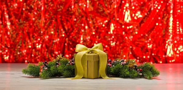 Regalo de oro y ramas de árbol de Navidad — Foto de Stock