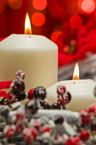 Bílé svíčky v Podzimní zimní dekorace — Stock fotografie