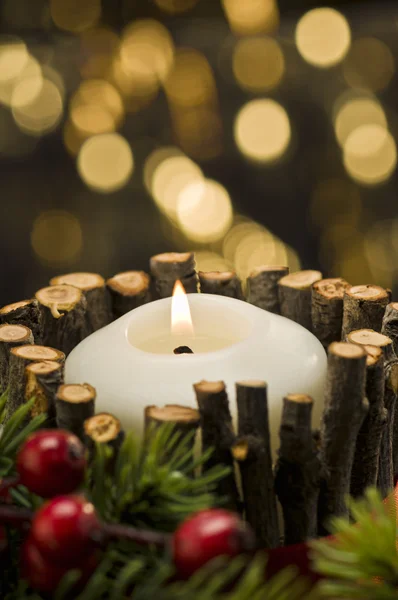 Weiße Kerzen in herbstlicher Winterdekoration — Stockfoto