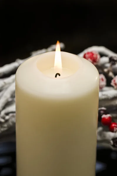 Weiße Kerzen in herbstlicher Winterdekoration — Stockfoto