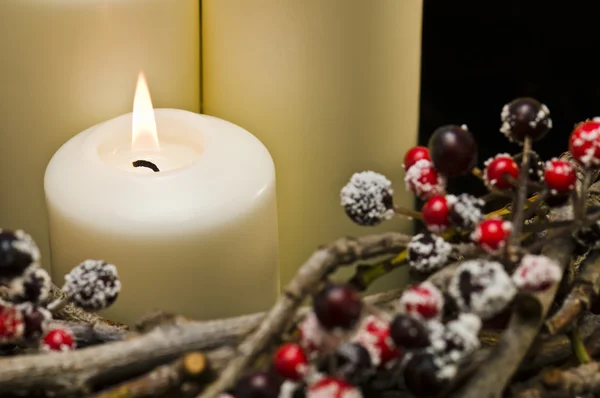 Weiße Kerzen in herbstlicher Winterdekoration — Stockfoto