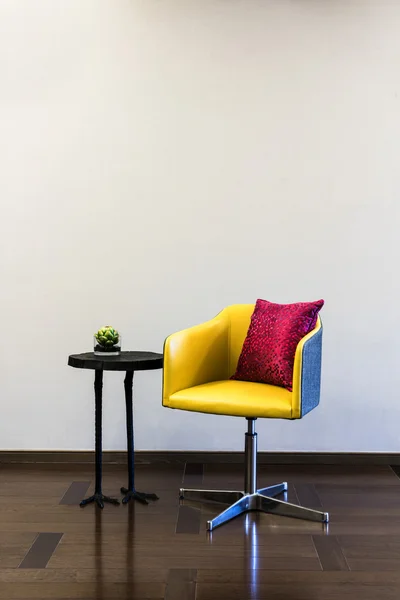 Комбинация стула стола перед простой стеной — стоковое фото