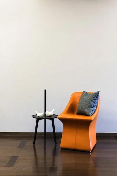 Stolik kawowy Orange skórzane krzesło połączenie — Zdjęcie stockowe