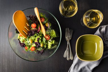 Kabın içinde yeşil salata