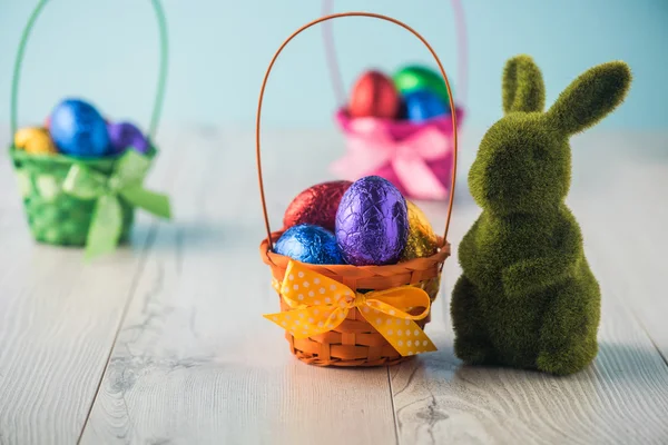 Easter eggs in a basket with a bunny — Stock Photo, Image