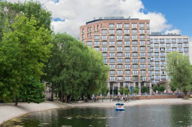 Şehir merkezinde göletli bir yaz günü.