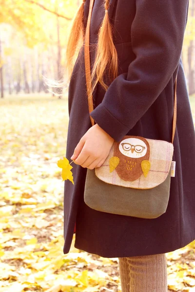 Little Girl Walks Park Owl Handbag — Stock Photo, Image