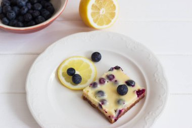 Limon dilimleri, kıtır kıtır ekmek, beyaz masa..