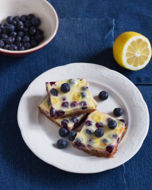 Limon çubukları, kıtır ekmek, kıtır kıtır kot pantolon arka planı.