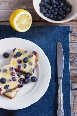 Üstten Görünüm limon bar kurabiye ufalanan kabuk kot arka plan.