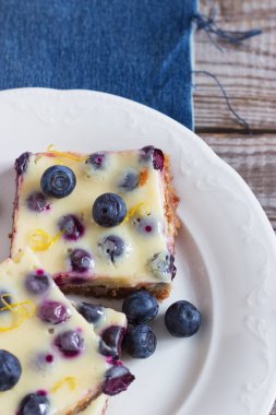 Limon çubukları gurme kıtır ekmek ufalanan kabuklu kot pantolon arka planı.