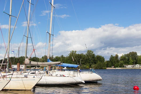 Europäische Yachtclub Sommer Landschaftliche Landschaft — Stockfoto