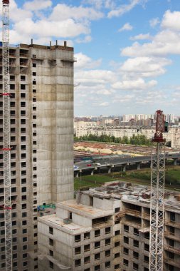 İnşaat binasının yanındaki gökdelenin yanındaki vinç.