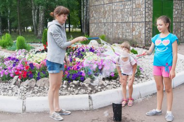 Anne ile iki kızı dev kabarcıklar yaz üfleme