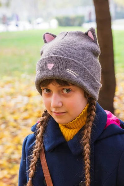 Niña Cuestionamiento Mirada Otoño Parque Aire Libre —  Fotos de Stock