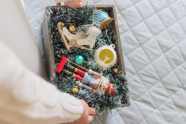 Standpunt Kerstdoos Met Kleurrijke Decoraties — Stockfoto