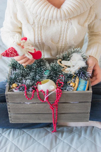 クリスマスの背景の女性のセータークリスマスストレージおもちゃ — ストック写真