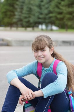 Güzel sarışın genç kız duygu modası kaykay seçici odaklanma.