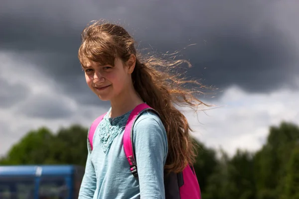 Genç Sarışın Kız Moda Pembe Sırt Çantalı Açık Hava Yazı — Stok fotoğraf