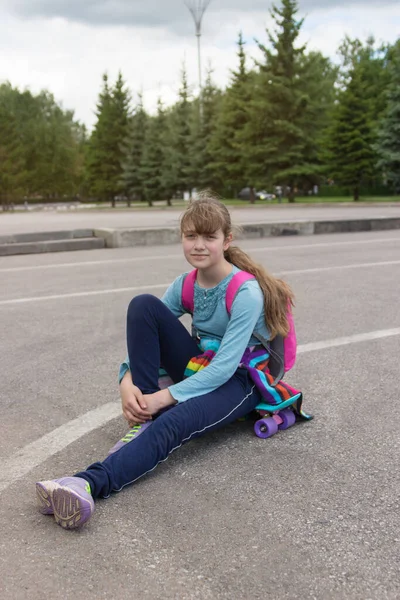 Krásná Blondýnka Teenager Dívka Trendy Sezení Skateboard Selektivní Zaměření — Stock fotografie