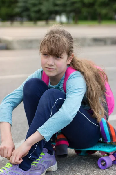 Krásná Blondýnka Teenager Dívka Emoce Trendy Sezení Skateboard Selektivní Zaměření — Stock fotografie