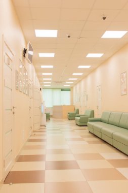 Tıp kliniği koridoru boş. Basit iç mekan.