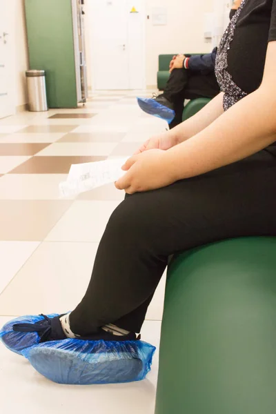 Jeune Femme Clinique Européenne Attente Médecin — Photo