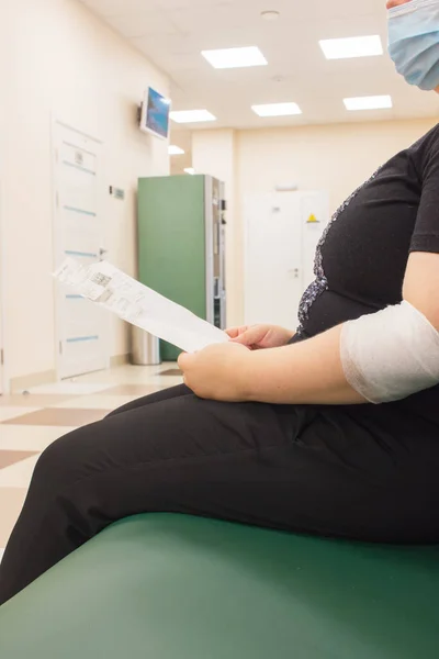 Jeune Femme Clinique Européenne Attente Médecin — Photo