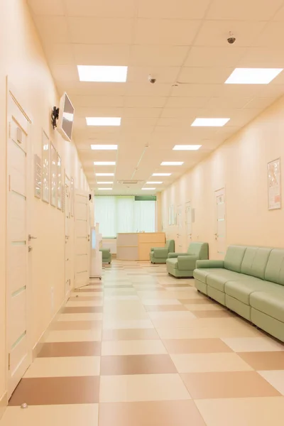 Tıp kliniği koridoru boş. Basit iç mekan.