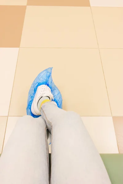 Nohy Čeká Sedící Pacient Lékařské Klinice — Stock fotografie