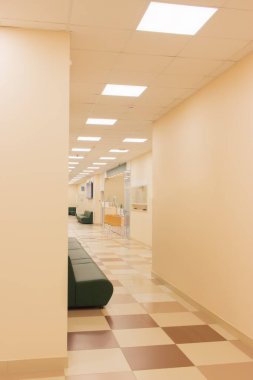 Avrupa sağlık kliniğinde boş koridor dikey
