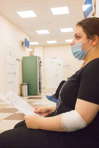 Mujer Joven Clínica Europea Esperando Médico — Foto de Stock