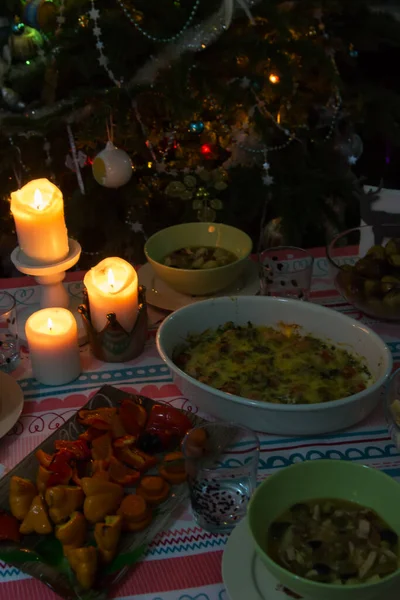 Familie Weihnachtsessen Drei Kerzen Auf Dem Tisch — Stockfoto