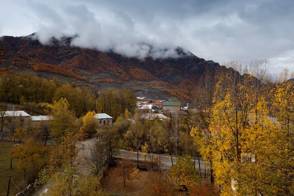 Kaunis syksy Kaukasuksella Azerbaidzanin vuoristossa — kuvapankkivalokuva