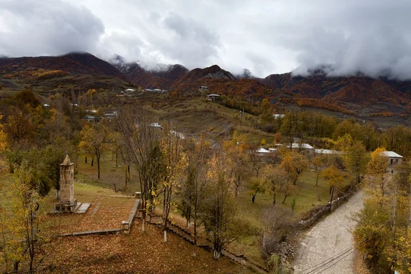 Bellissimo autunno nelle montagne del Caucaso in Azerbaigian — Foto Stock