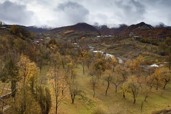 Bellissimo autunno nelle montagne del Caucaso in Azerbaigian — Foto Stock