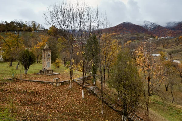 Όμορφο φθινόπωρο στα βουνά του Καυκάσου στο Αζερμπαϊτζάν — Φωτογραφία Αρχείου