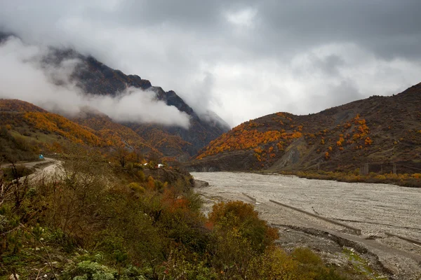 Bellissimo autunno nelle montagne del Caucaso in Azerbaigian — Foto Stock