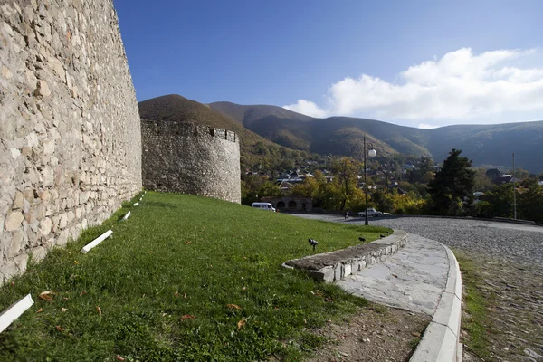 Historiska centrum sheki, Kaukasus bergen i Azerbajdzjan — Stockfoto