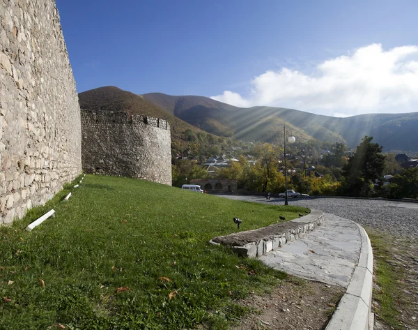 Historiska centrum sheki, Kaukasus bergen i Azerbajdzjan — Stockfoto