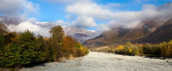 Autunno bello nelle montagne del Caucaso, Azerbaigian — Foto Stock